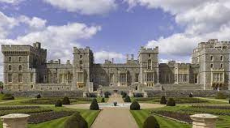 How far is Windsor Castle from Buckingham Palace?
